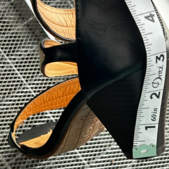 Size 8 Gold and black Charming Lady heels - Picture 10 of 11